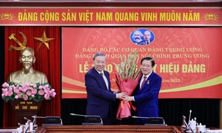 Tổng Bí thư Tô Lâm trao Huy hiệu 45 năm tuổi Đảng tặng Trưởng Ban Nội chính Trung ương Phan Đình Trạc