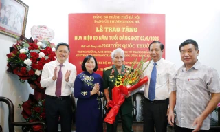 Trung tướng Nguyễn Quốc Thước nhận Huy hiệu 80 năm tuổi Đảng