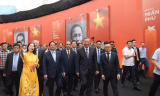Tổng Bí thư, Thủ tướng thăm các phân khu và gian hàng Triển lãm thành tựu 80 năm của đất nước