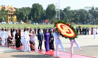 Đại biểu Đại hội Thi đua yêu nước toàn quốc vào lăng viếng Bác