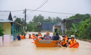 Cán bộ, chiến sĩ LLVT Quân khu 4 dầm mình trong mưa, lũ để giúp đỡ Nhân dân. Ảnh: Báo Quân Khu 4