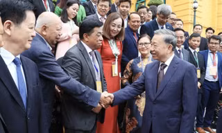 Bộ Chính trị: Đẩy mạnh thu hút nhân tài là người Việt Nam ở nước ngoài