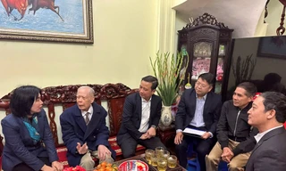 Đại diện lãnh đạo TP Hà Nội tặng quà Tết 2025 cho người có công trên địa bàn thành phố. Ảnh tư liệu.