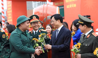 Bí thư, Chủ tịch Hà Nội tiễn tân binh lên đường nhập ngũ