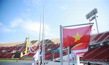 Cờ Việt Nam tung bay trên sân vận động Rajamangala trước giờ khai mạc SEA Games 33 (Ảnh Minh Minh)