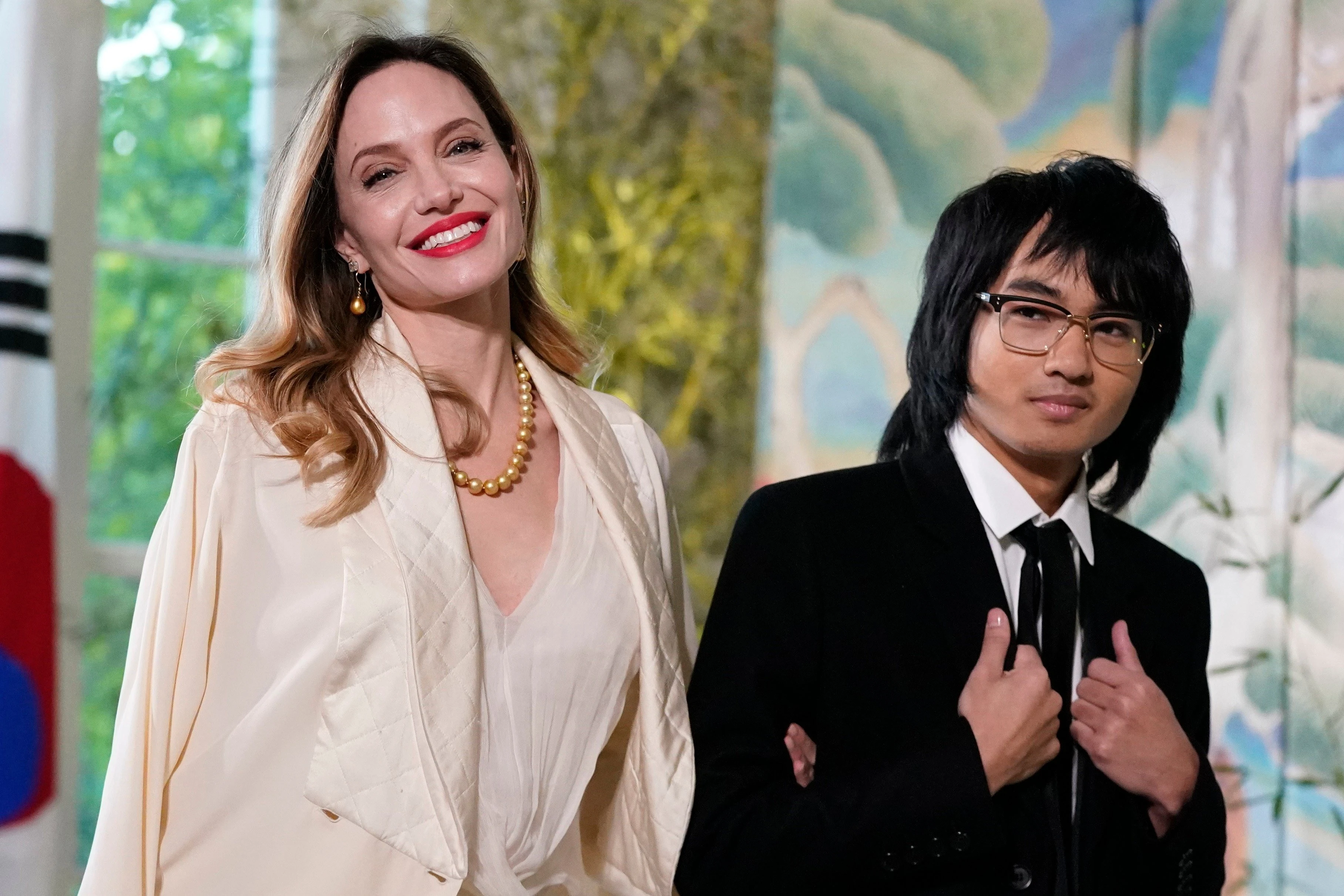 Maddox Jolie bỏ họ Pitt trong phim mới của Angelina, tiếp nối xu hướng từ bỏ họ cha của các con Jolie-Pitt