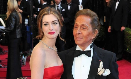 Huyền thoại thời trang Valentino qua đời