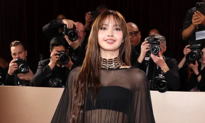 Lisa (BlackPink) diện đầm xuyên thấu tới Quả cầu Vàng 