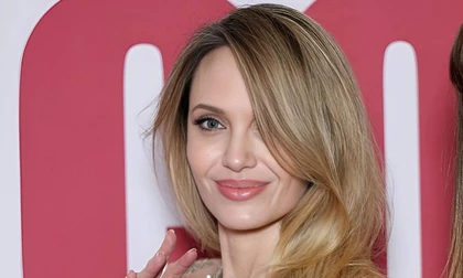 Angelina Jolie diện mốt không nội y