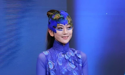 Sắc vóc không tuổi của ‘chim công làng múa’ Dương Lệ Bình khi đến Hà Nội