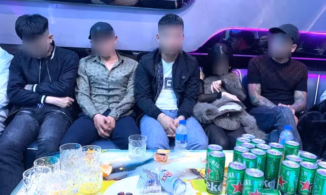 Đột kích quán karaoke lúc nửa đêm, phát hiện 19 dân chơi 'bay lắc' 