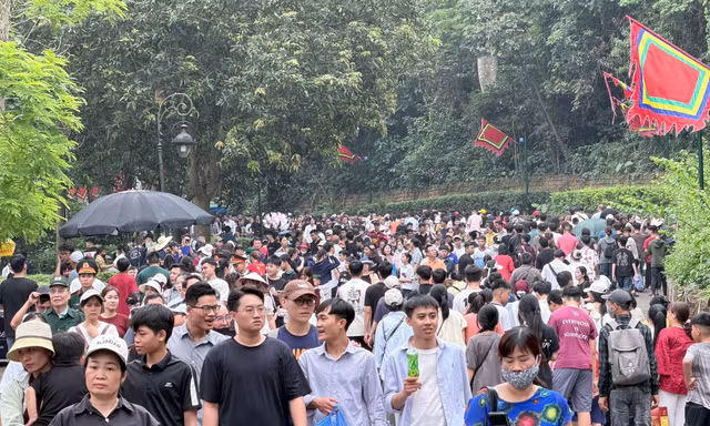 Dòng người nhích từng bước lên Đền Hùng