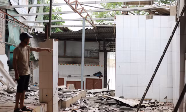 Sụt lún bất thường ven sông Thao, nhiều nhà nứt toác, chính quyền phải lập chốt dã chiến