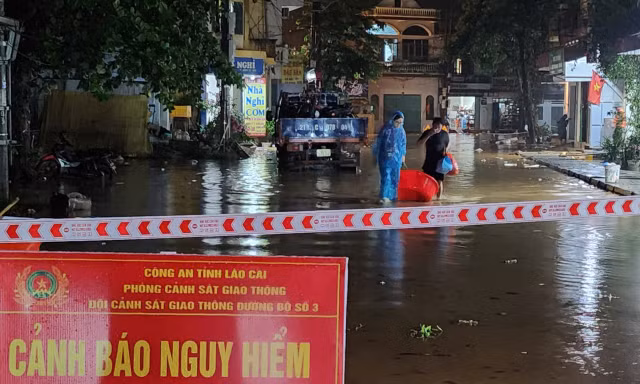 Nước sông Hồng dâng cao, người dân Lào Cai di dời khẩn cấp trong đêm