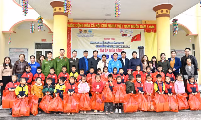 Tiếp sức học sinh vùng cao Tuyên Quang trong mùa đông giá rét