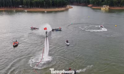 Lần đầu tiên trình diễn flyboard trên hồ Thác Bà