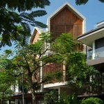 Nhà phố thiết kế với sân vườn và cây xanh ‘len lỏi’ vào từng không gian 