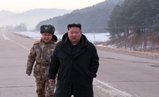 Chủ tịch Kim Jong Un thị sát Triều Tiên tập trận với tên lửa siêu vượt âm