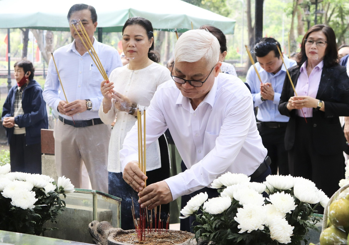 Trưởng đoàn Đoàn ĐBQH TPHCM Nguyễn Văn Lợi dâng hương tưởng niệm các Anh hùng liệt sĩ tại Nghĩa trang Hàng Dương. Ảnh: Cẩm Tuyết. z6810000376977-ef28dbcc97c7bec63bafe24e07dd1252-7030-5286jpg.jpg