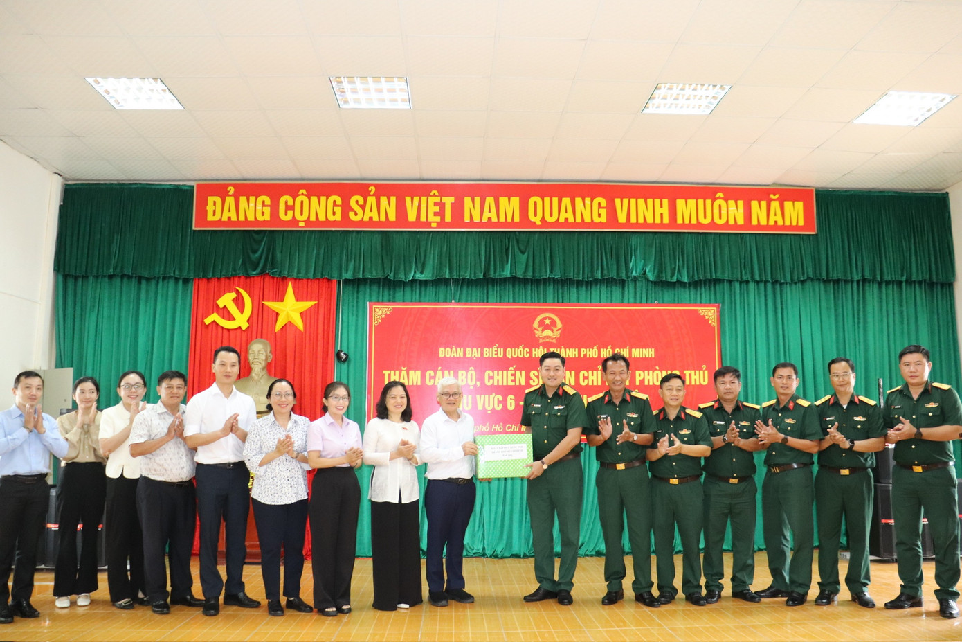 Đoàn đến thăm cán bộ, chiến sĩ Ban Chỉ huy Phòng thủ khu vực 6 - đặc khu Côn Đảo. Ảnh: Cẩm Tuyết. z6809678902657-00a5d38a271da88d2417fcad220bf850-5870-4377jpg.jpg