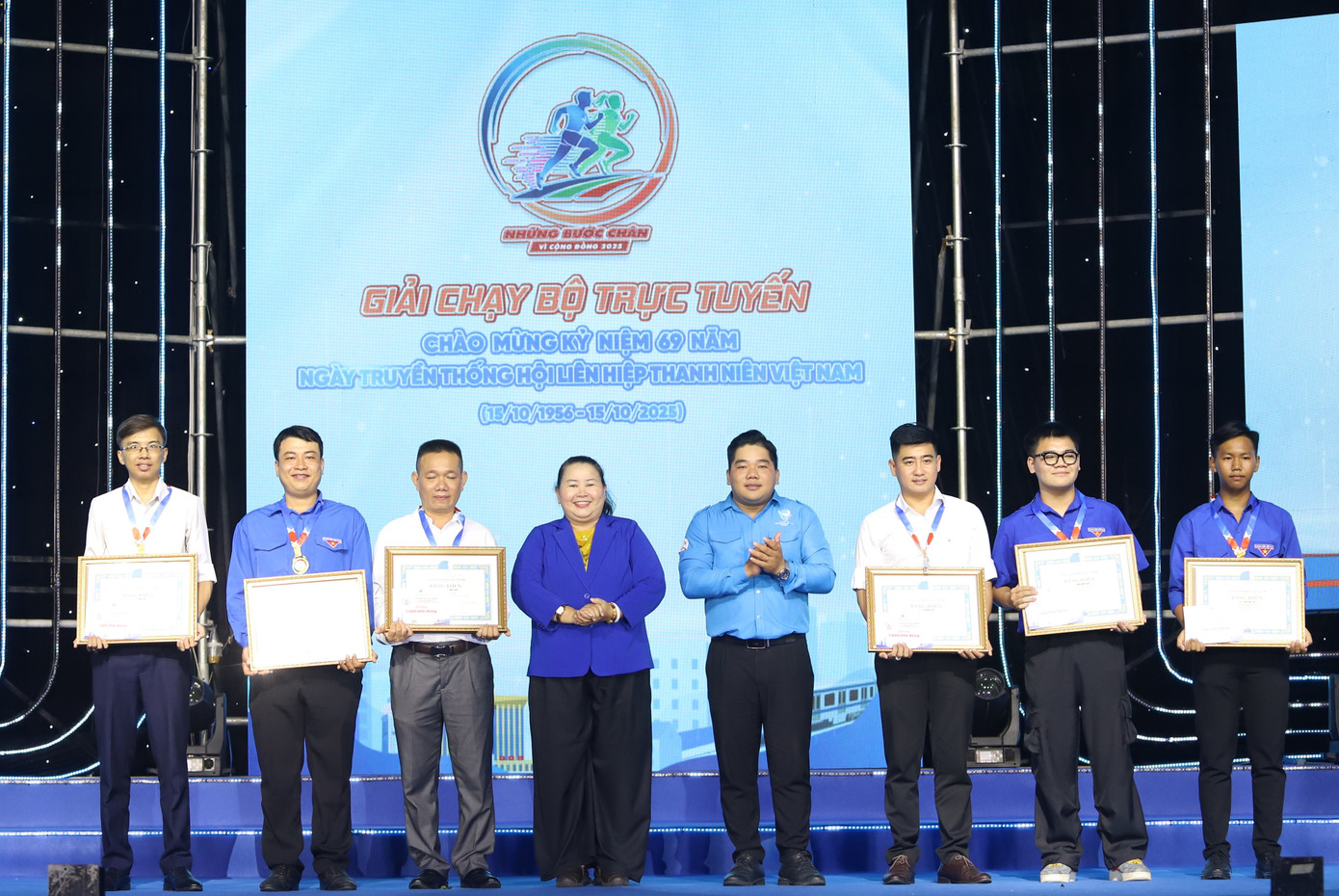 Trao thưởng cho các cá nhân đạt thành tích tiêu biểu trong Giải chạy bộ trực tuyến chào mừng kỷ niệm 69 năm Ngày truyền thống Hội LHTN Việt Nam. img-4425.jpg