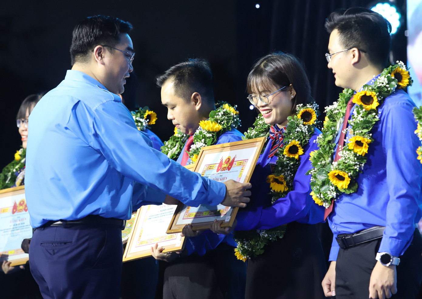 Anh Ngô Minh Hải trao Bằng khen Thành Đoàn vinh danh các gương thủ lĩnh thanh niên công nhân tiêu biểu. img-4390.jpg