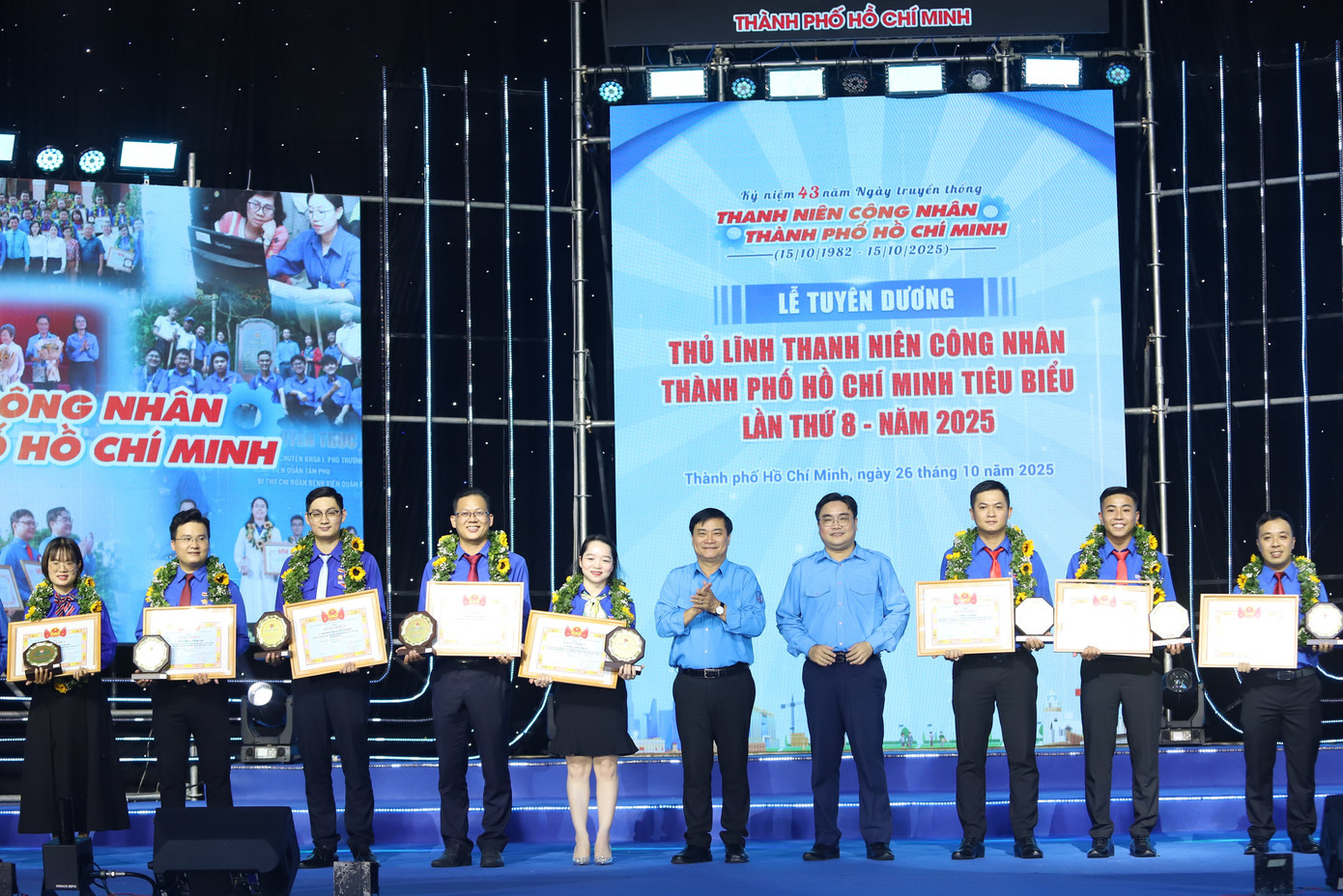 Anh Nguyễn Ngọc Toàn - Phó Chủ tịch Trung ương Hội LHTN Việt Nam, Tổng Biên tập Báo Thanh Niên cùng Bí thư Thành Đoàn, Chủ tịch Hội LHTN Việt Nam TPHCM Ngô Minh Hải tuyên dương, khen thưởng các thủ lĩnh thanh niên tiêu biểu. img-4395.jpg