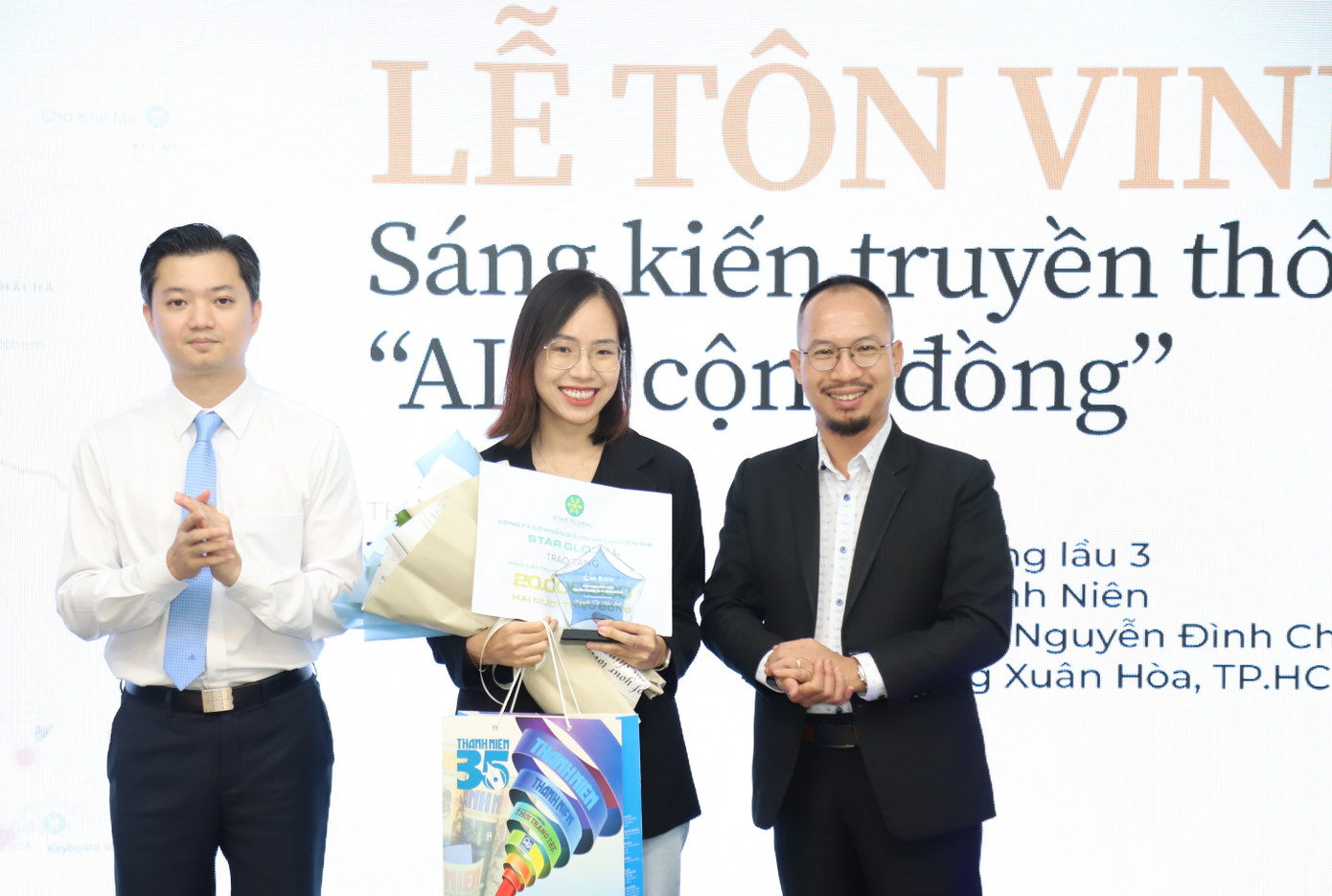 លោក Nguyen Minh Triet បានផ្តល់រង្វាន់ដល់ Nguyen Thi Mai Anh តំណាងក្រុមអ្នកនិពន្ធដែលមានគំនិតផ្តួចផ្តើមជួយដល់កិច្ចខិតខំប្រឹងប្រែងជួយសង្គ្រោះក្នុងអំឡុងពេលទឹកជំនន់នាពេលថ្មីៗនេះ។ រូបថត៖ ង៉ោ ទុង img-2649.jpg
