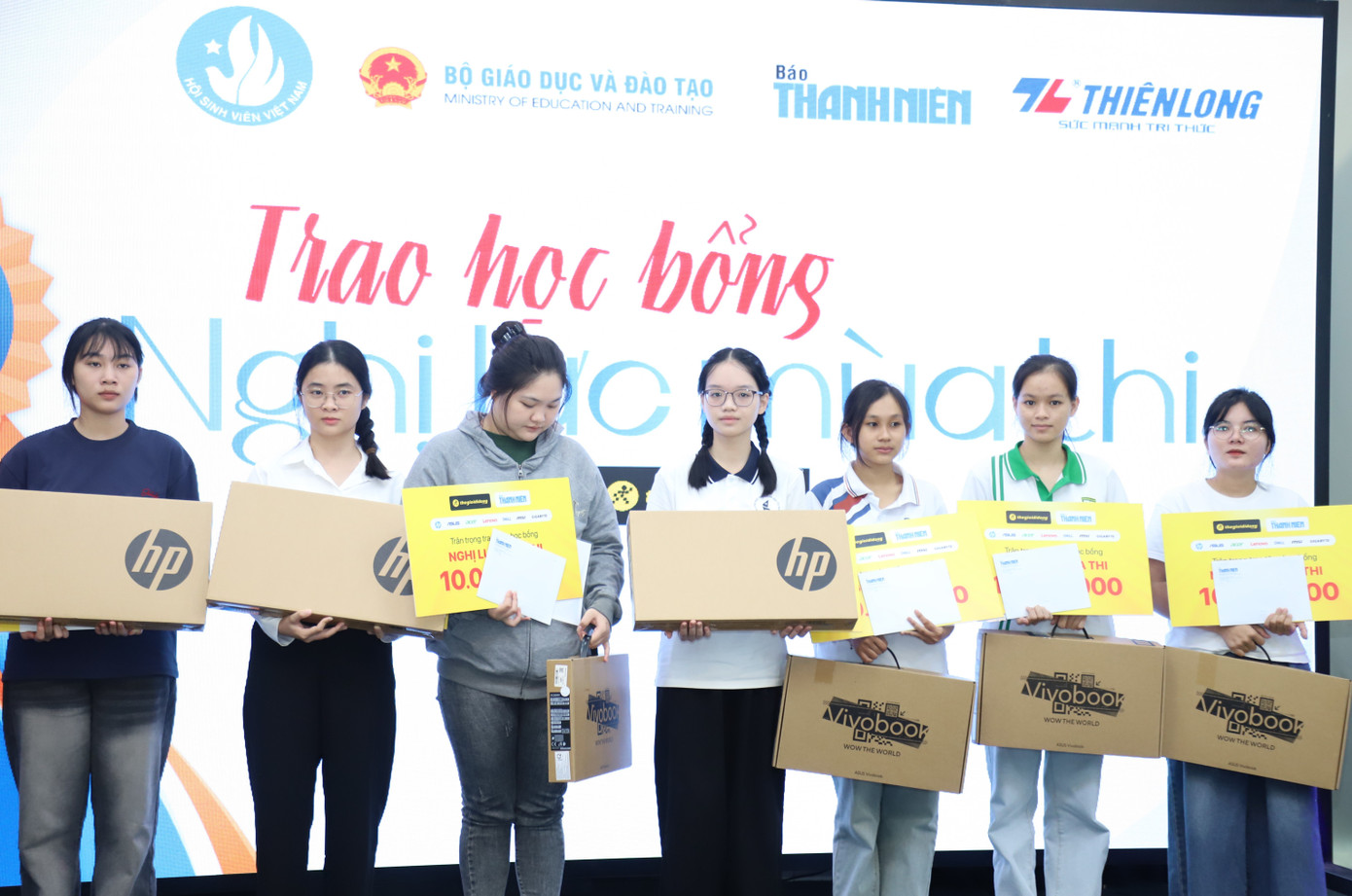 ទួន វី (កណ្ដាល) ជូនកាដូ Laptop មួយគ្រឿងដល់មិត្តភ័ក្តិម្នាក់ទៀត។ img-2633.jpg