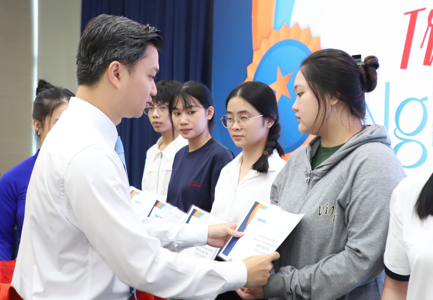 លេខាសម្ព័ន្ធយុវជនមជ្ឈិម លោក Nguyen Minh Triet បានផ្តល់អាហារូបករណ៍ដល់សិស្សានុសិស្សដែលឆ្លងកាត់ការលំបាកក្នុងការសិក្សាល្អ។ រូបថត៖ ង៉ោ ទុង img-2623.jpg