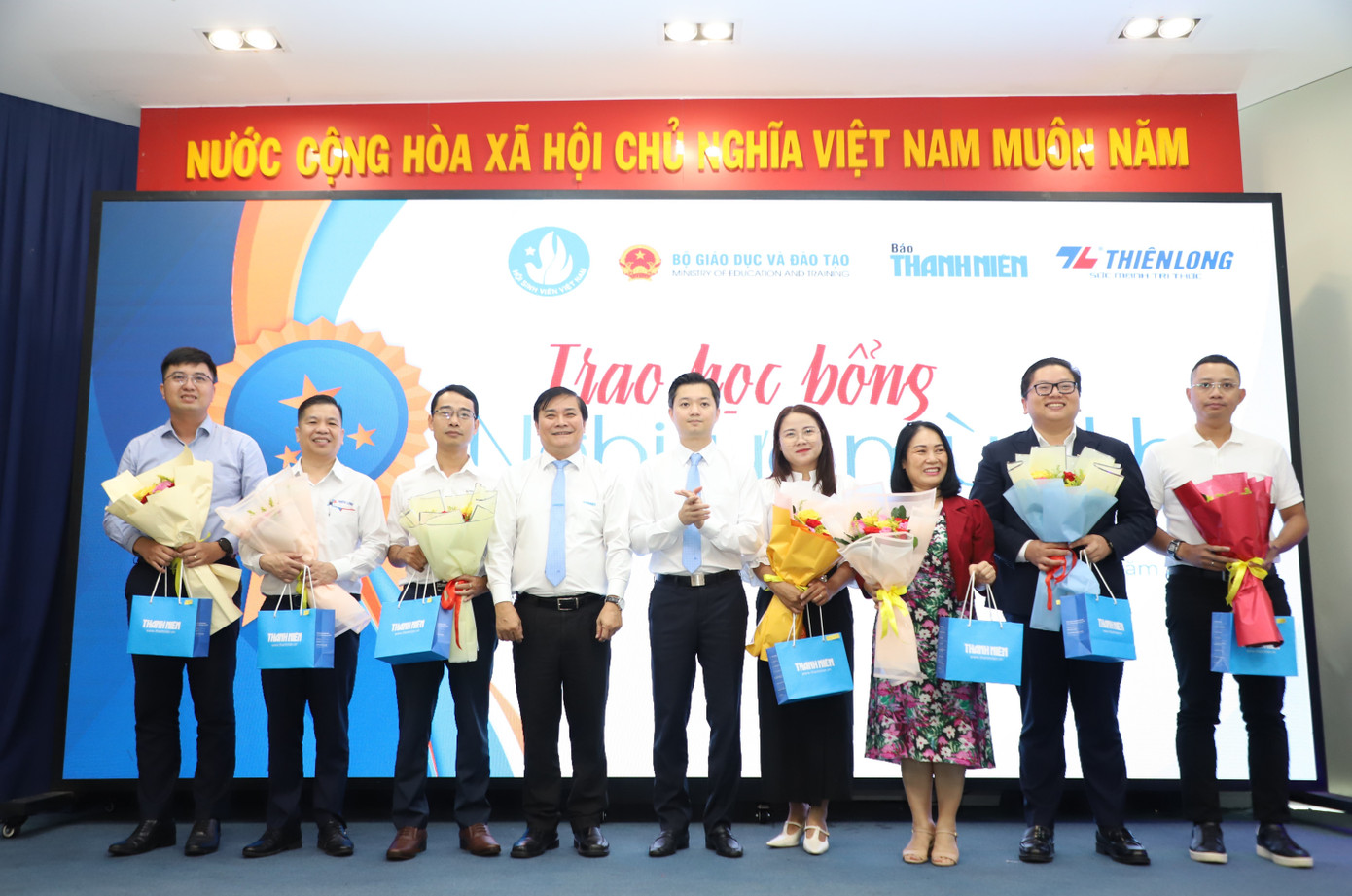 ថ្នាក់ដឹកនាំសម្ព័ន្ធយុវជនមជ្ឈិម សម្ព័ន្ធយុវជនមជ្ឈិម និងសមាគមនិស្សិតវៀតណាមបានជូនកម្រងផ្កាថ្លែងអំណរគុណចំពោះអង្គភាពដែលបានអមដំណើរកម្មវិធីអាហារូបករណ៍។ img-2643.jpg