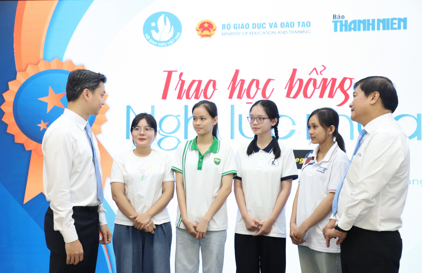 លេខាសម្ព័ន្ធយុវជនមជ្ឈិម លោក Nguyen Minh Triet (ឆ្វេង) និងអ្នកកាសែត Nguyen Ngoc Toan - អនុប្រធានសហភាពយុវជនមជ្ឈិមវៀតណាម និពន្ធនាយកកាសែត Thanh Nien (ស្តាំ) បានចែករំលែក និងណែនាំដល់សិស្សានុសិស្សដែលមានការប្តេជ្ញាចិត្ត។ img-2689.jpg