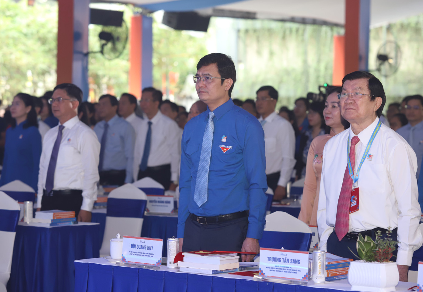 Lãnh đạo, nguyên lãnh đạo Trung ương, TPHCM và các đại biểu dự Đại hội thực hiện nghi thức chào cờ. img-0061.jpg