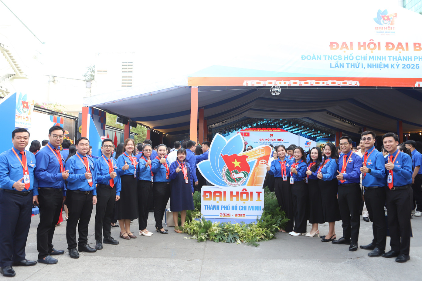 Các đại biểu bên không gian triển lãm trẻ trung, sôi nổi chào mừng Đại hội. img-9953.jpg