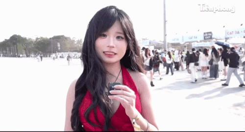 Fan nữ mặc sexy, trang điểm xinh để gặp Trấn Thành và 28 anh trai