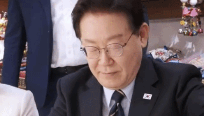 Tổng thống Hàn Quốc đăng video đội nón lá, thưởng thức sầu riêng và đi dạo hồ Gươm