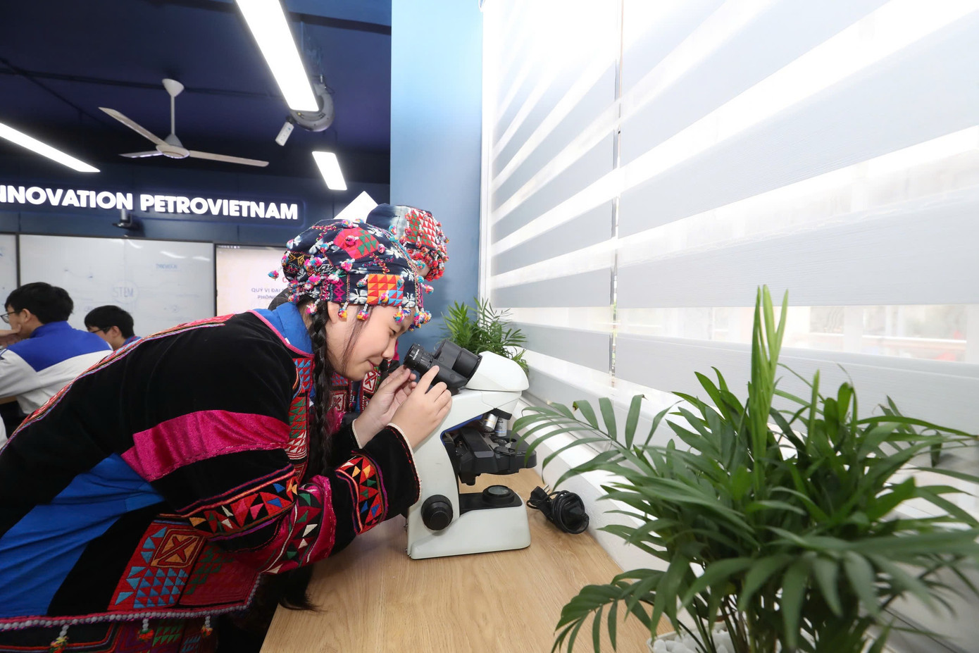 Учні знайомляться з обладнанням для класів STEM у середній школі Ле Куй Дон (Туєн Куанг). anh-2.jpg