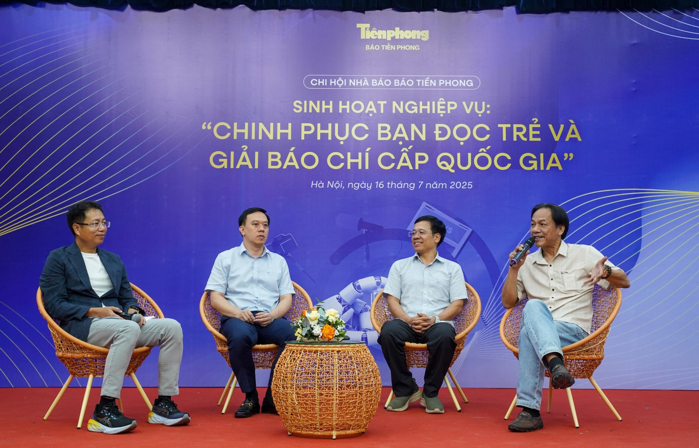 Nhà báo Lê Minh Toản - Phó Tổng biên tập báo Tiền Phong - chủ trì thảo luận bàn tròn. 7d87c77f-ae9c-45b2-9f36-0257eea48550.jpg