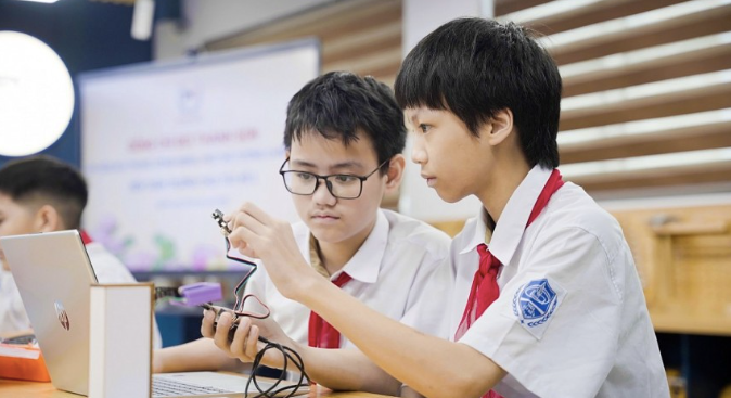 The STEM lab not only provides equipment, but also inspires in students great aspirations, the desire to learn, create and reach far. screen-shot-2025-11-20-at-181031.png