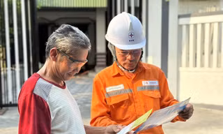 Ngành điện Hà Tĩnh tăng cường phát tờ rơi, khuyến cáo khách hàng các biện pháp sử dụng điện tiết kiệm, an toàn. (Ảnh: PC Hà Tĩnh)