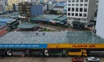 Ông chủ nhà hàng chi 54 triệu đồng/ngày thuê container chắn cửa, chống bão số 3