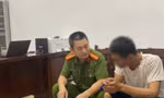 Hà Nội: Cảnh sát khống chế đối tượng đổ xăng lên xe máy, cầm dao đe dọa mọi người