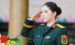 Á hậu Châu Anh nhận bằng khen, được thăng quân hàm 