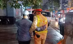 Hà Nội: Tài xế 'liêu xiêu' rời quán nhậu được CSGT dìu vào chốt lập biên bản