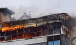 Hà Nội: Lửa ngùn ngụt trên tầng tum ngôi nhà ở đường Giải Phóng