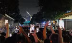 Hàng trăm người dân quay video, livestream trước nhà Huấn Hoa Hồng vào đêm 6/8.