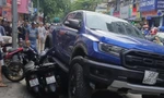Hà Nội: Ô tô bán tải tông nhiều xe máy trên phố Khâm Thiên