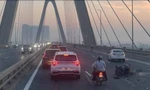 Làm rõ nguyên nhân vụ xe phân khối lớn biến dạng, tài xế tử vong trên cầu Nhật Tân