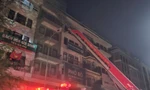 Hà Nội: Cảnh sát dùng xe thang giải cứu 5 người mắc kẹt trong vụ cháy nhà 