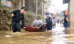 Công an Hà Nội huy động gần 400 cán bộ, chiến sĩ giúp người dân khắc phục ngập lụt 